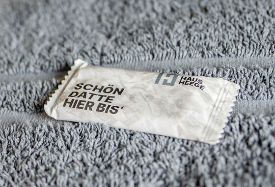 Schokolade mit Aufschrift „Schön datte hier bis” auf Kopfkissen