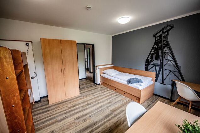 3-Bett-Zimmer mit Etagenbett und Einzelbett, drei Schreibtischen und Kleiderschrank