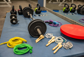 Gewichte, Springseile und Gymnastikmatten