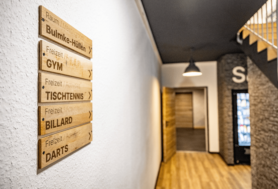 Leitsystem mit Schildern an der Wand zur Orientierung