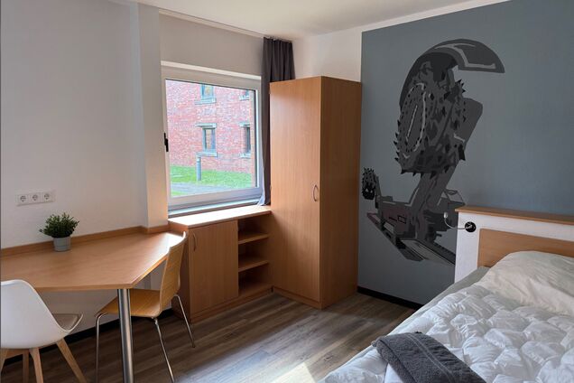 3-Bett-Zimmer mit Etagenbett und Einzelbett, drei Schreibtischen und Kleiderschrank