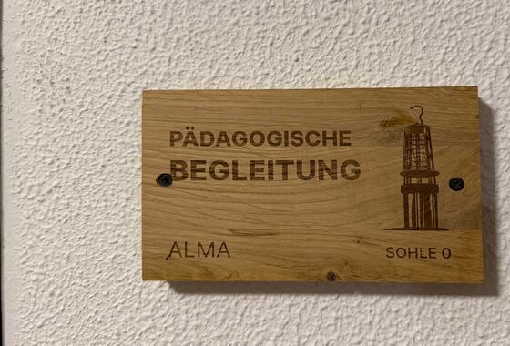 Raumschild mit Aufschrift pädagogische Begleitung