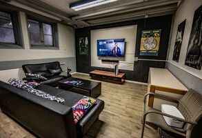 Fernsehzimmer mit PlayStation 5 und Sofas