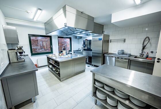 Gastroküche mit modernen Edelstahlgeräten