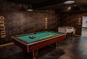 Billiardtisch, Kicker und Fitnessstudio im Freizeitbereich