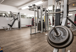 Fitnessstudio mit Maschinen und Gewichten