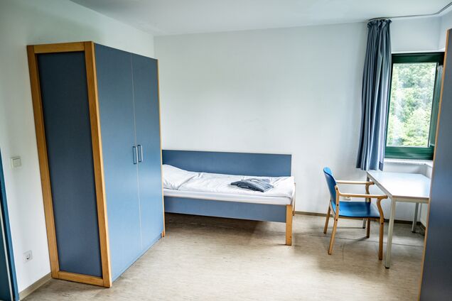 Kleiderschrank, Einzelbett und Schreibtisch