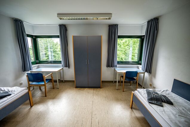 Zwei Einzelbetten, Schreibtische und Kleiderschrank mit vier Fenstern und Blick ins Grüne