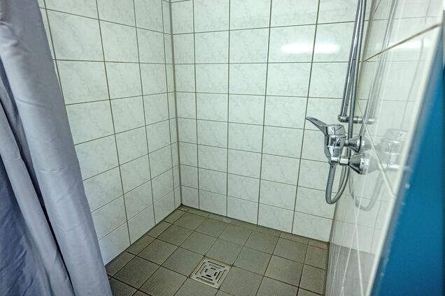 Weiß geflieste Dusche