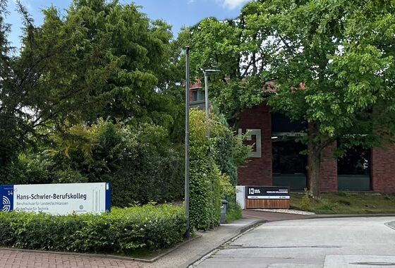 Blick von außen auf den Eingang des Haus Heege mit direkter Nähe zum Hans-Schwier-Berufskolleg