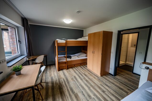 3-Bett-Zimmer mit Etagenbett und Einzelbett, drei Schreibtischen und Kleiderschrank