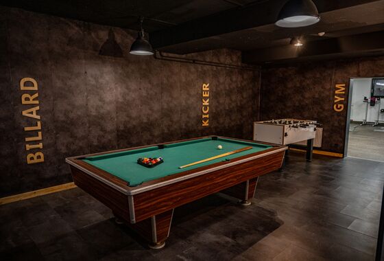 Blick in den Freizeitraum mit Billard, Kicker und Fitnessstudio