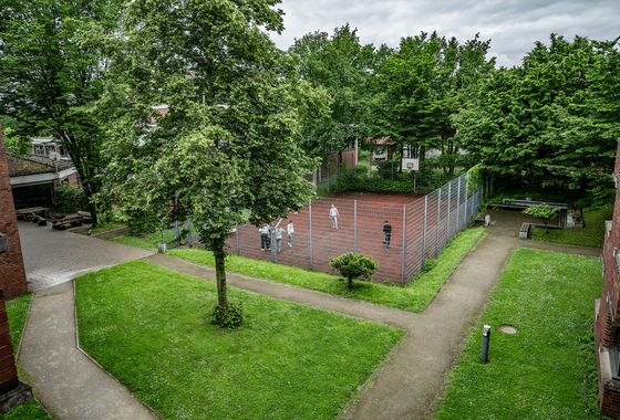 Mehrere Personnen auf dem hauseigenen Basketballfeld