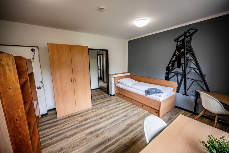 3-Bett-Zimmer mit Etagenbett und Einzelbett, drei Schreibtischen und Kleiderschrank