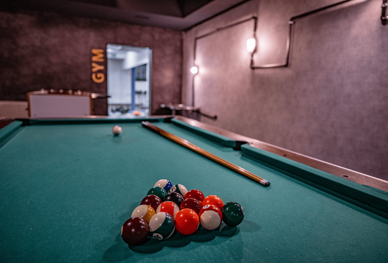 Billiardtisch mit Kugeln und Kö