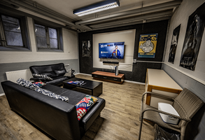 Fernsehzimmer mit PlayStation 5 und Sofas