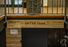 Wegweiser zu Waschraum, Freizeitbereich, Meetingrooms und Snack- und Getränkeautomaten